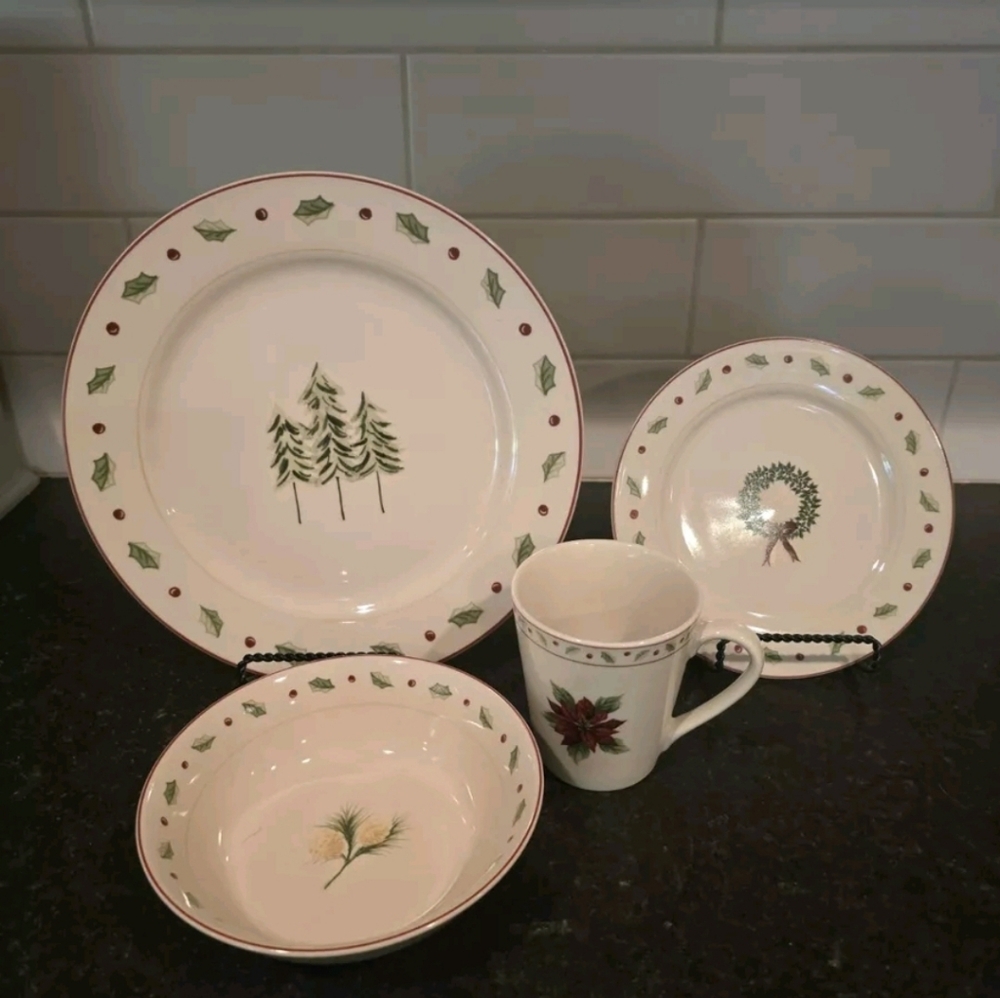 MB Merry Brite 4 piece place setting